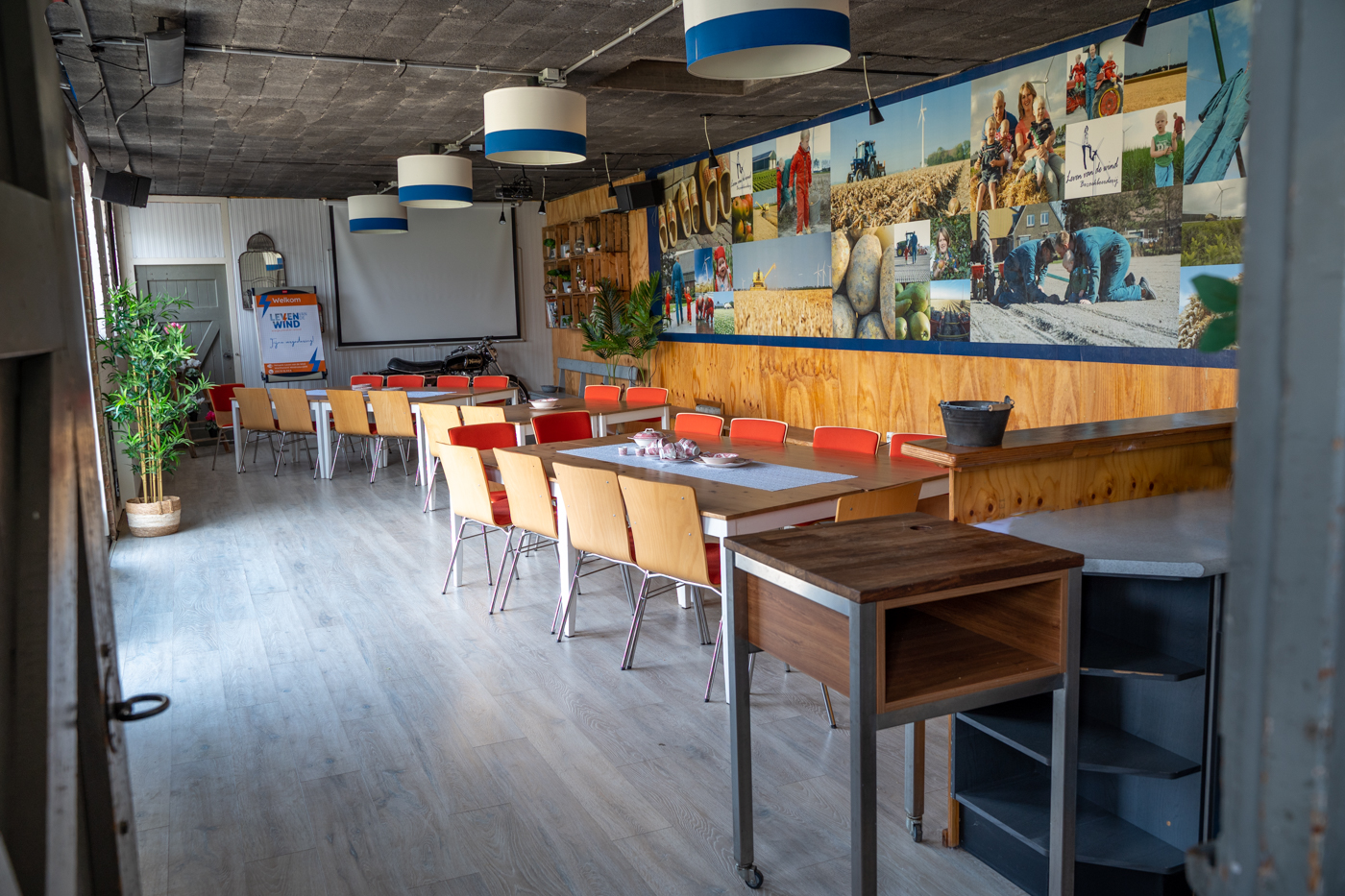 Leven van de Wind is een vergaderruimte in de buurt van Hoorn. ruimte met tafels en stoelen